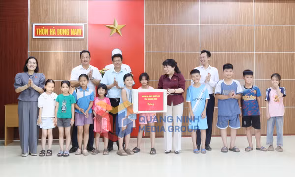Đoàn ĐBQH tỉnh tặng quà thiếu nhi xã Hải Lạng, tháng 5-2026