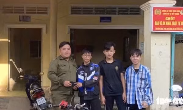 Nhặt được ví tiền trên đường, ba học sinh lớp 9 mang đến công an tìm người mất