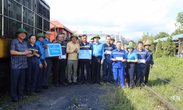 Công đoàn TKV thăm, tặng quà cán bộ, công nhân Công ty Kho vận Đá Bạc 