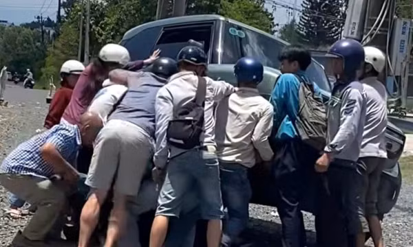 Người dân hợp sức nâng ô tô cứu nữ sinh ở Lâm Đồng mắc kẹt dưới gầm