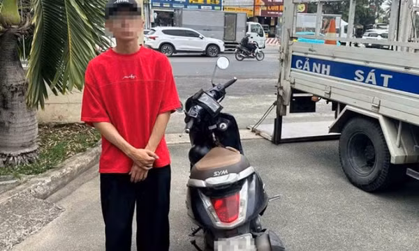 Lạng lách, đánh võng trên đường, nam thanh niên bị CSGT TPHCM tịch thu xe