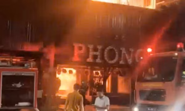 Cháy lớn tại quán cà phê Phong ở Hà Tĩnh