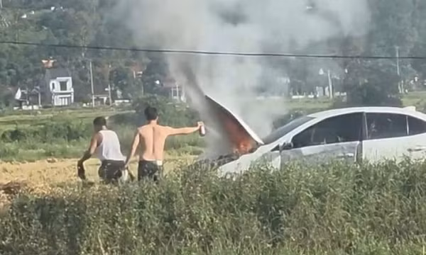 Ô tô bốc cháy khi đi qua khu vực phơi rơm rạ