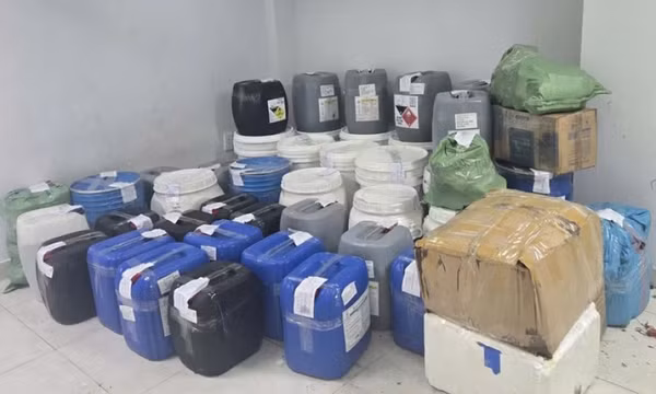 Công an TP.HCM bắt 4 người sản xuất giấm acetic giả từ axit acetic dùng trong công nghiệp