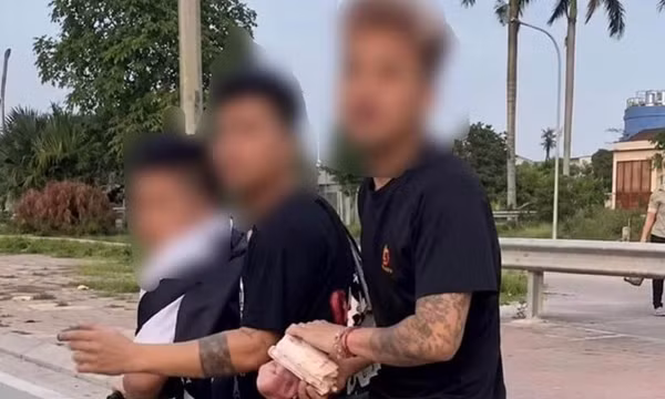 Xử lý 3 thanh niên ở Hải Phòng đi xe không biển số, dùng dép đánh người đi đường