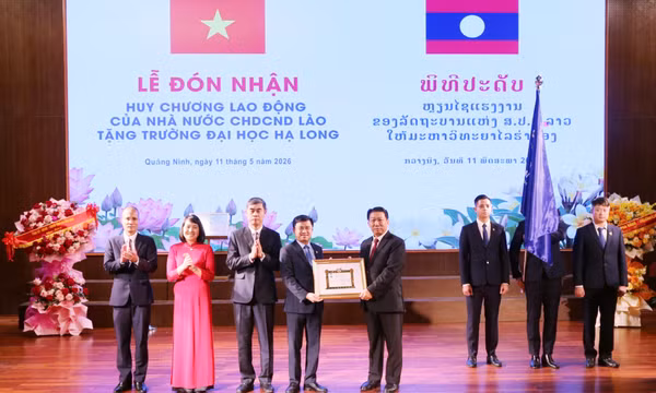 Trường Đại học Hạ Long đón nhận Huy chương Lao động của Nhà nước CHDCND Lào