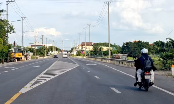 Đường đang thẳng băng, vì sao đột ngột có vạch kẻ hình tam giác chiếm cả làn đường?