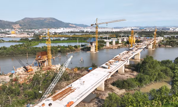 Tăng tốc đầu tư công, tạo đà tăng trưởng
