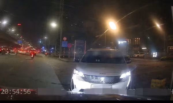 CSGT Hà Nội thông tin việc xử lý xe đi ngược chiều trên đường Khuất Duy Tiến