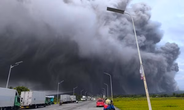 Philippines sơ tán hơn 300 hộ dân do tro bụi núi lửa Mayon
