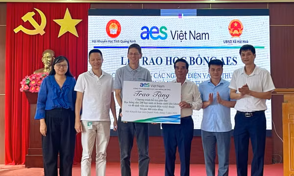 Trao 800 triệu đồng học bổng cho học sinh, sinh viên vượt khó