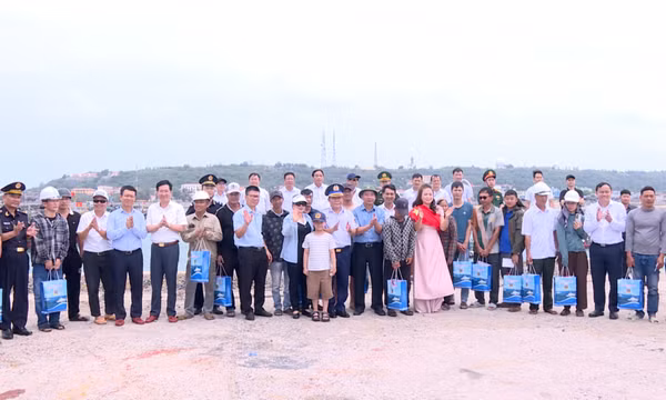 Đoàn công tác tỉnh Quảng Ninh khảo sát tình hình vùng biển đảo Đông Bắc của Tổ quốc