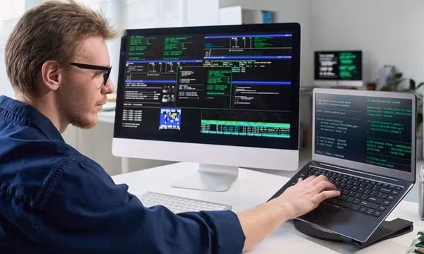 Vì sao laptop đắt hơn máy tính để bàn?