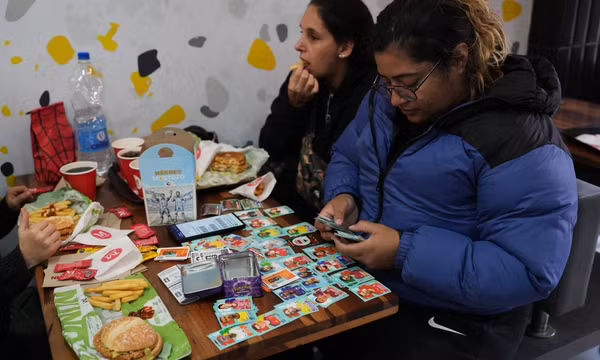 Cơn sốt sưu tầm sticker World Cup lan khắp Argentina