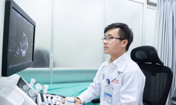 Gặp bác sĩ ‘chạy như bay’ vào phòng mổ, cứu sản phụ ngưng tim đang được cộng đồng khen rần rần