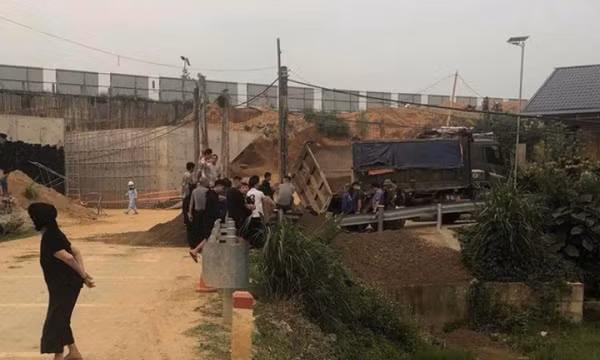 Xe tải đổ nghiêng đè tử vong bé trai ở Lào Cai