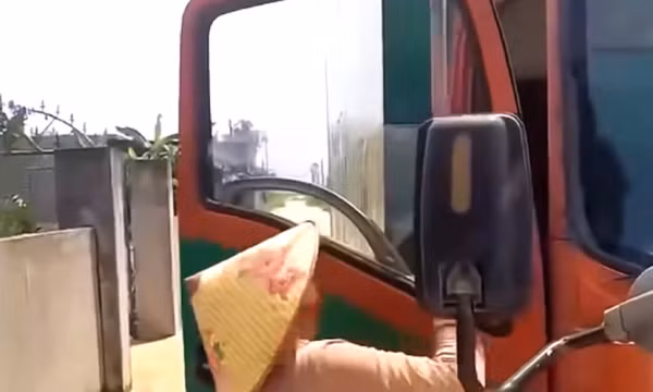 Phơi lúa giữa đường còn dùng cào đòi tấn công tài xế