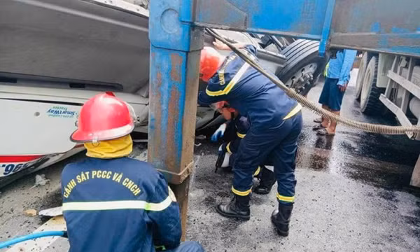 Xe đầu kéo lật trên cao tốc, tài xế mắc kẹt được giải cứu