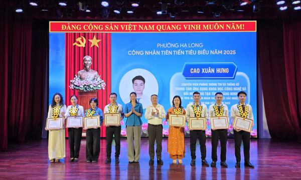 Phường Hạ Long tuyên dương CNVCLĐ tiêu biểu