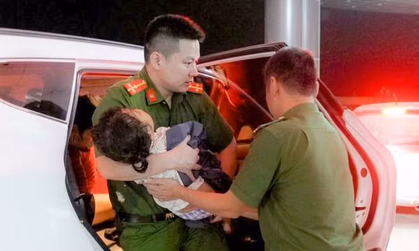 Xuyên đêm vào rừng tìm kiếm bé gái 5 tuổi rơi xuống khe đá sâu gần 10m