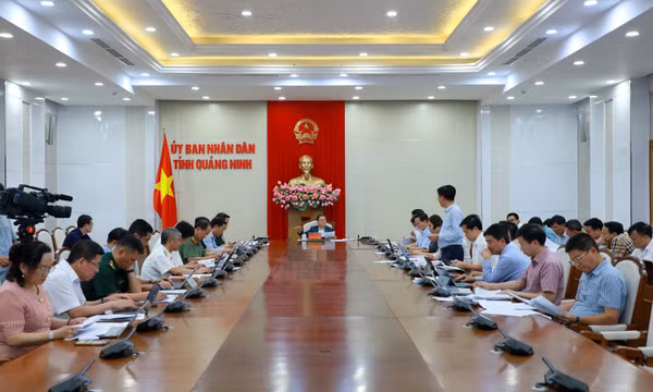 Chủ tịch UBND tỉnh Bùi Văn Khắng kiểm điểm tiến độ các tổ công tác trọng điểm