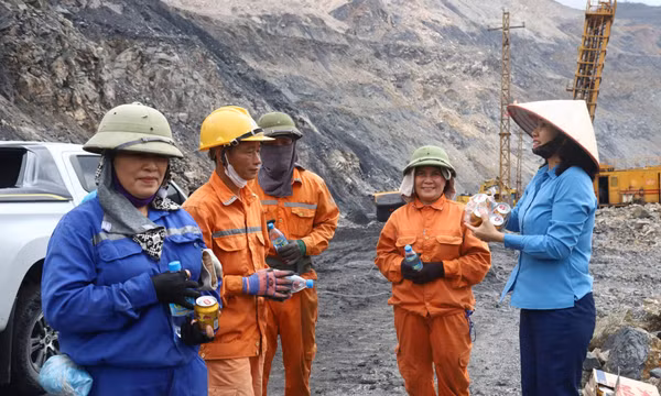 Đảm bảo sức khỏe cho công nhân mùa nắng nóng