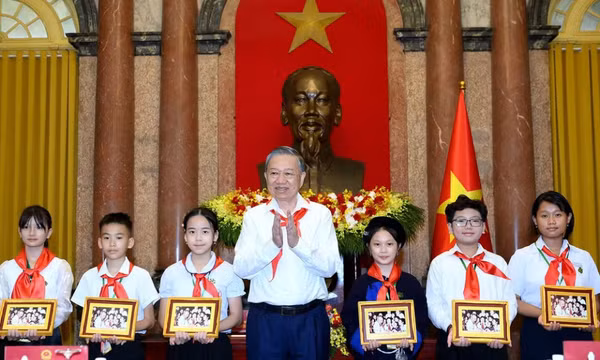 Tổng Bí thư, Chủ tịch nước Tô Lâm gặp mặt đội viên, thiếu niên tiêu biểu