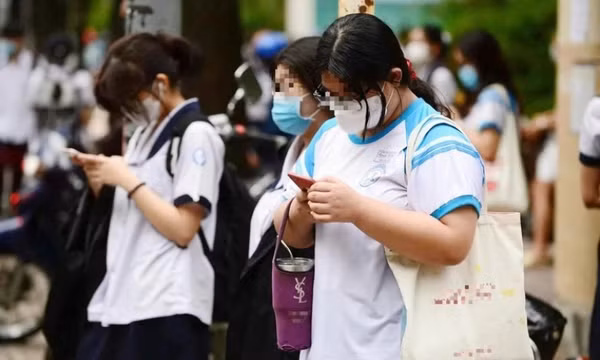 Không thể giao trẻ em cho mạng xã hội: Nhiều trẻ mắc kẹt trong màn hình