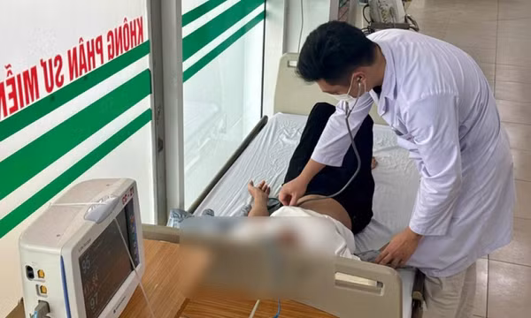 Giao hàng giữa trưa nắng, shipper trẻ gặp tai nạn vì say nắng