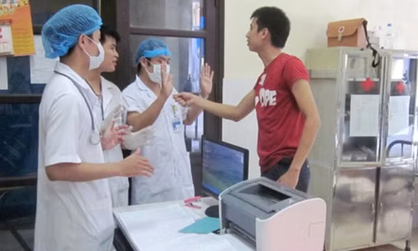 Từ 15/5, tấn công, xúc phạm nhân viên y tế, đăng tin sai về sự cố y khoa sẽ bị xử phạt đến 40 triệu