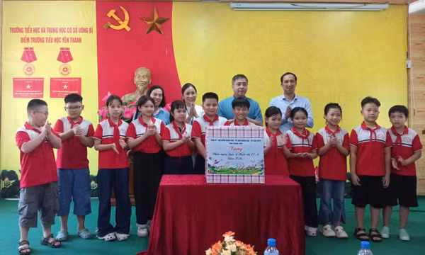 Đồng chí Phó Chủ tịch Thường trực Ủy ban MTTQ tỉnh thăm, tặng quà thiếu nhi