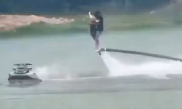 Sự cố khi biểu diễn flyboard, hai người đang bay rơi xuống hồ Núi Lớ