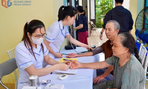Khám sức khỏe định kỳ miễn phí cho toàn dân