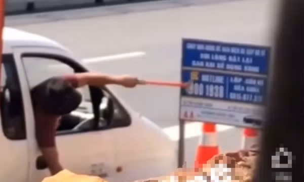 Ngang nhiên xóa số điện thoại nóng, số cứu hộ trên cao tốc giữa ban ngày