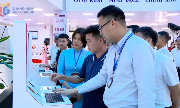 Kiosk thông minh tạo thuận lợi cho người dân giải quyết TTHC