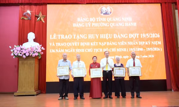 Phường Quang Hanh: 48 đảng viên được trao tặng, truy tặng Huy hiệu Đảng
