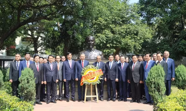 Tổng Bí thư, Chủ tịch nước Tô Lâm đặt vòng hoa tưởng niệm Chủ tịch Hồ Chí Minh tại Ấn Độ