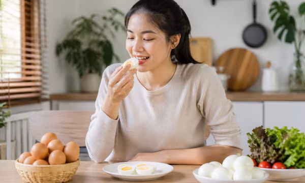Lưu ý cho những người hay ăn trứng luộc hàng ngày