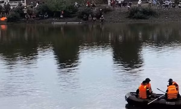 Nam thanh niên mất tích sau khi cứu được 2 thiếu niên đuối nước trên sông Bôi