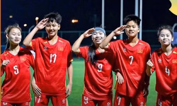 U17 nữ Việt Nam nhận thưởng nóng sau khi giành vé vào tứ kết châu Á