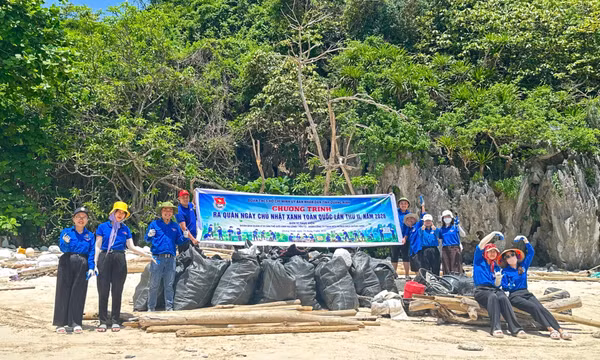 Thanh niên ra quân làm sạch biển