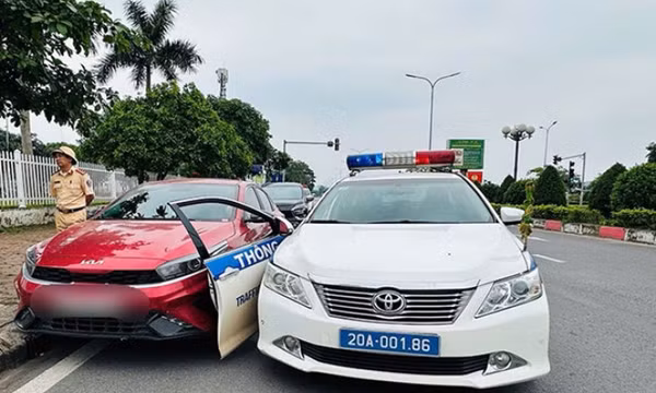 Tài xế vi phạm nồng độ cồn, chạy quá tốc độ còn chống người thi hành công vụ