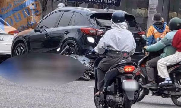 Xe máy tông đuôi ôtô đang đậu trên Quốc lộ 13 khiến người đàn ông tử vong