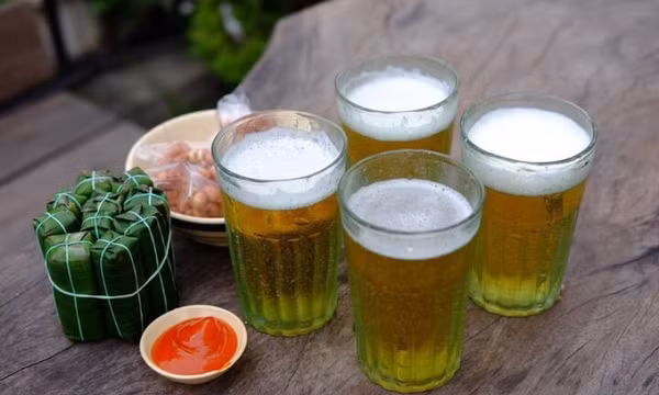 Trời nóng uống bia để giải nhiệt: Chuyên gia cảnh báo càng uống càng mất nước
