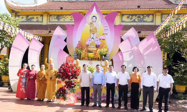 Phó Bí thư Tỉnh uỷ, Chủ tịch Uỷ ban MTTQ tỉnh Vũ Quyết Tiến chúc mừng Đại lễ Phật đản tại chùa Phả Thiên