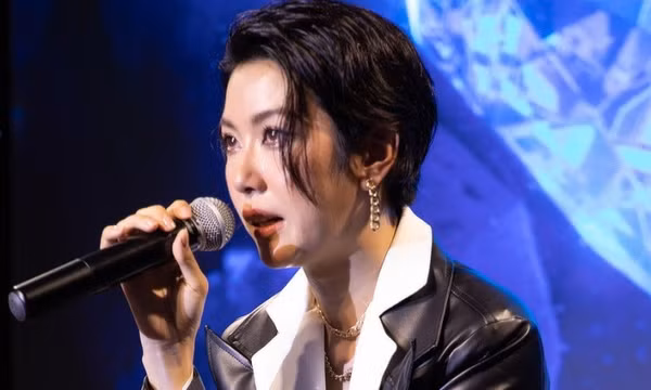 Thúy Vân: 'Chồng chăm con cho tôi đi hát'