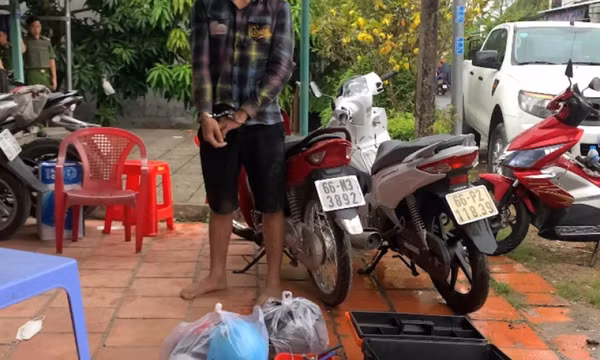 Sắm vam bẻ khoá xe máy, chuyên rình mò “săn mồi”