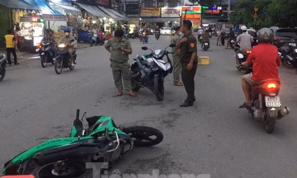 Một người đi đường bị kẻ lạ mặt dùng dao đâm gục