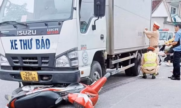 Xe máy va chạm với ô tô chở thư báo, người đàn ông tử vong