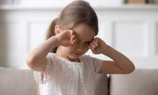 Trẻ xem ti vi, điện thoại nhiều: Bác sĩ cảnh báo dấu hiệu thị lực bất thường